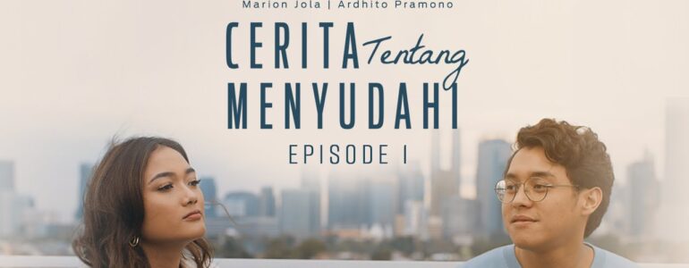 Salah satu e-commerce asal Indonesia, Blibli, berkolaborasi dengan rumah produksi film Visinema, yang tergolong sebagai rumah produksi film penyabet banyak penghargaan. Blibli dan Visinema membuat sebuah web series berjudul Cerita Tentang Menyudahi. Rilis pada 2 Maret 2021 lalu, karya ini diciptakan Blibli demi merangkul milenial, dengan memberikan inspirasi kepada mereka agar selalu bersikap positif dan mengutamakan kebahagiaan diri di tengah tantangan yang dihadapi. Dilansir dari harnas.co, data Populix menyebutkan jika pelanggan di kategori usia milenial merupakan salah satu yang paling banyak belanja online sepanjang tahun 2020. Dua brand ambassador Blibli, Marion Jola dan ardhito Pramono menjadi pemeran utama dalam web series ini. Diharapkan dengan brand ambassador kali ini mampu semakin menjangkau kalangan muda Indonesia. Mengingat tren pelanggan muda dengan usia 25-44 tahun meningkat dua kali lipat sepanjang 2020 dibandingkan sebelumnya juga terlihat di Blibli. Bahkan pelanggan yang mayoritas berasal dari Jabodetabek, Bandung, Medan, Surabaya dan Semarang ini 60% mewakili pelanggan dari kalangan anak muda di Indonesia. “Kami menyusun dan melakukan sejumlah strategi untuk merangkul lebih banyak generasi muda, salah satunya menggaet sejumlah brand ambassador, termasuk Marion Jola dan Ardhito, yang bisa mewakili generasi tersebut,” ujar Senior Brand Manager Blibli, Zsazsa Kartika. “Pemilihan web series pun dilatarbelakangi oleh banyaknya anak muda yang gemar menonton video online sebagai sumber hiburan,” sambungnya. Kisah yang diangkat ke dalam web series ini sangat relatable ke anak muda, karena mengisahkan tentang pekerjaan, mewujudkan impian dan hubungan dengan pasangan. “Kami mengerti keinginan dan tantangan yang dihadapi kaum muda. Sebab itu kami ingin mengangkat kisah yang disisipkan oleh pesan inspiratif, yaitu mereka harus selalu bersikap positif dan percaya diri untuk mencapai impian atau cita-cita yang diinginkan,’ lanjutnya. Web series ini nanti akan terdiri dari tiga episode. Kisah berpusat pada Marion Jola dan ardhito Pramono yang mengalami kegelisahan hidup sebagai anak muda. Namun pada akhirnya mereka berusaha untuk bangkit hingga menemukan arti bahagia yang ternyata berasal dari hal-hal sederhana yang sering mereka abaikan. Kesadaran akan kebahagiaan yang bisa ditemukan dari berbagai hal yang ada dalam keseharian hidup ini adalah pesan yang ingin disampaikan untuk menyemangati generasi muda, khususnya di tengah kondisi yang menantang ini. “Kami percaya bahwa karya film ataupun web series bukan hanya untuk menghibur, tapi menginspirasi para penonton untuk melihat hidup dari segi positif. Itulah yang mendasari terjalinnya kerja sama ini,” ujar CEO VIsinema, Angga Dwimas Sasongko. Kamu tertarik untuk bikin film atau web series yang bisa menginspirasi seperti “Cerita Tentang Menyudahi”? Kuliah film di IDS aja! Sebagai salah satu sekolah film terbaik, IDS menyediakan program Digital Film & Media Production dimana kamu bisa belajar penyutradaraan, sinematografi, penulisan naskah dan editing.