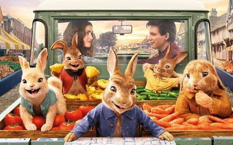 Sekuel animasi Peter Rabbit akhirnya dirilis dengan judul Peter Rabbit 2: The Runaway pada 7 Agustus 2020 di Amerika Serikat. Sayangnya, hingga saat ini belum ada informasi terkait tanggal perilisan film ini di Indonesia. Di Amerika Serikat sendiri, film ini masuk dalam top 2 box office sebagai film animasi hybrid. Bagi kamu yang sedang kuliah animasi, pasti sudah tidak sabar untuk bisa menonton film ini secara langsung, untuk itu lihat dulu sinopsis dan cerita yang telah dirangkum dari beberapa sumber berikut ini. Sinopsis Cerita Sekuel pertama bercerita tentang keluarga kelinci yang salah satu anggota keluarganya bernama Peter yang sering berseteru dengan pemilik kebun, yaitu Thomas. Perseteruan tersebut dilatarbelakangi karena Peter dan keluarganya sering mencuri buah-buahan di kebun Thomas. Karena hal tersebut, Thomas selalu ingin menyingkirkan Peter dan kawanannya, yaitu babi, rusa, landak dan lainnya. Namun, Peter dan gerombolannya juga tidak mudah dilakukan. Pada suatu hari, datanglah seorang tetangga baru, bernama Bea. Dia adalah seorang perempuan yang menyukai binatang, khususnya kelinci. Setiap harinya, Bea hobi untuk melukis kelinci di tempat-tempat yang asri. Akhirnya Thomas dan Peter saling berebut perhatian dari Bea. Thomas berjuang keras untuk menaruh egonya yang selalu ingin membasmi Peter, untuk mendapatkan cinta Bea. Pada film keduanya ini, diceritakan jika Thomas dan Bea memutuskan untuk menikah. Hal ini tentu membuat Peter bimbang. Peter masih menganggap Thomas membencinya, sehingga dia tidak menyukai Thomas. Yang semakin membuat Peter bingung adalah karena seusai menikah, Thomas dan Bea berencana untuk langsung memiliki anak. Karena hal tersebut, Peter dan teman-temannya memutuskan untuk pergi ke kota bersama dengan teman-temannya. Tempat tujuan mereka adalah tempat yang memiliki banyak buah, yaitu pasar petani. Seperti sebelumnya, mereka pun mencuri buah-buahan yang ada di pasar itu. Namun, sayangnya mereka ketahuan dan akhirnya tertangkap. Sialnya lagi, ada diantara mereka yang tidak bisa melarikan diri. Alhasil, Peter harus mencari cara untuk menyelamatkan teman-temannya yang tertangkap. Berhasilkah Peter? Review Peter Rabbit 2: The Runaway Masih sama seperti film pertamanya, Peter Rabbit 2 juga masih menggabungkan live action dengan CGI untuk mendapatkan efek yang luar biasa. Selain itu, film ini juga masih disutradarai oleh Will Gluck yang akan dibantu dalam hal penulisan naskah oleh Patrick Burleigh. Kamu dijamin akan jatuh cinta dengan aksi langsung dari Rose Byrne yang berperan sebagai Bea dan Domhnall Gleeson yang memerankan Thomas. Sebagai tokoh utama, suara Peter akan diisi oleh James Corden. Ada juga para pengisi suara lainnya, antara lain David Oyelowo, Elizabeth Debicki, dan Margot Robbie. Dengan dirilisnya Peter Rabbit 2: The Runaway di UK dan US, Sony telah meluncurkan trailer terbaru untuk sekuel film ramah keluarga ini. Klip berdurasi satu menit tersebut menampilkan beberapa momen-momen penuh aksi yang kemungkinan akan menghibur penonton yang melihatnya. Tapi kamu harus sedikit bersabar untuk dapat menontonnya di Indonesia, karena hingga saat ini belum ada kapan jadwal rilis pasti dari film ini. Nah, bagi kamu yang tertarik dengan dunia animasi dan ingin membuat film animasi sendiri, kamu bisa daftar kuliah animasi atau kursus animasi di International Design School dengan program digital Animation. Dalam program digital animation, kamu akan diajarkan tentang pengetahuan serta praktek langsung pembuatan animasi untuk berbagai kebutuhan entertainment.