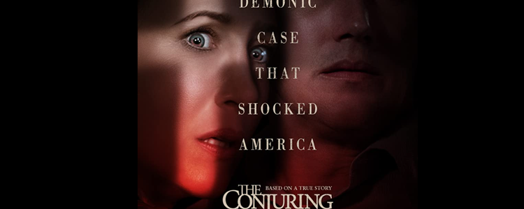 Series Conjuring yang banyak dinanti-nanti para penggemar film horor ini akhirnya rilis pada 4 Juni 2021. Conjuring: The Devil Made Me Do It disebutkan diangkat dari kisah pembunuhan paling kontroversial yang pernah terjadi di Connecticut. Kisah tentang Conjuring memang selalu menarik perhatian, terutama buat para murid di sekolah film yang tertarik dengan kisah nyata yang diangkat menjadi sebuah film. Kisah berawal ketika seorang polisi melihat gerak gerik mencurigakan dari pemuda bernama Arne Cheyenne Johnson yang diperankan oleh Ruairi O’Connor. Arne terlihat berjalan tanpa arah di sekitar jalanan kota Brookfield dengan wajah pucat. Arne terlihat mencurigakan karena tangan dan pakaiannya dipenuhi noda darah, kemudian dia juga berkata bahwa dirinya telah menyakiti seseorang. Karena itulah Arne segera diamankan oleh polisi setempat untuk dilakukan penyelidikan tentang kejadian sebenarnya yang ia alami. Setelah itu terkuak bahwa, Arne diduga telah melakukan serangan membabi buta terhadap Bruno Sauls yang diperankan Ronnie Gene Blevins. Namun alih-alih mengakui perbuatannya, Arne justru menyatakan bahwa dirinya tidak bersalah. Arne menyebutkan jika ada kekuatan jahat yang merasuki tubuhnya sehingga ia tega melakukan pembunuhan terhadap Bruno. Ed yang diperankan Patrick Wilson dan Lorraine Warren yang diperankan Vera Farmiga akhirnya diminta untuk menyelidiki kebenaran dari pernyataan yang dibuat Arne. Saat sedang melakukan investigasi, Lorraine menemukan sebuah totem penyihir yang menandakan bawah keluarga Arne sedang dalam bahaya. Karena hal itulah Ed dan Lorraine harus terseret ke dalam horor yang lebih gelap dan menjadi pengalaman paling mengerikan dalam karir mereka. Diangkat dari Kisah Nyata Disebutkan The Conjuring 3 masih dibuat berdasarkan pengalaman mendiang demonolog Ed dan Lorraine Warren dalam membantu mengatasi berbagai kejadian yang berkaitan dengan gangguan makhluk jahat. Cerita yang diangkat dalam Conjuring 3 kali ini berdasarkan kasus hukum pidana yang dikenal dengan kasus “Devil Made Me Do It” pada 24 November 1981 di Brookfield, Connecticut. Arne disidang atas kasus pembunuhan tingkat pertama atas kematian seorang tuan tanah bernama Alan Bono. Disebutkan beberapa bulan sebelum persidangan itu terjadi, ada kejadian seorang pemuda berusia 11 tahun bernama David Glaztel yang kerasukan iblis dan kemudian disebut sebagai seseorang yang mempengaruhi Arne untuk membunuh Bono. Ed dan Lorraine kemudian meminta gereja untuk melakukan eksorsis kepada anak tersebut, dan diduga akibat perlakukan itu, iblis yang bersemayam di tubuh David pindah ke tubuh Arne. Beberapa bulan kemudian, Arne membunuh pemilik tanah yang ia tempati saat keduanya sedang bertengkar. Dalam persidanga,n Arne mengaku bahwa dirinya sedang dirasuki, namun pernyataan yang disebutkan Arne ditolak oleh pengadilan dan ia dijatuhi hukuman penjara. Karena itulah kasus ini dikenal sebagai kasus “Devil Made Me Do It”. Persidangan Arne Cheyenne Johnson memang merupakan kasus pembunuhan yang populer di Internasional. Dimana untuk pertama kalinya dalam sejarah hukum Amerika Serikat, kejadian kerasukan dijadikan alasan untuk melakukan pembunuhan. Itulah cerita nyata dibalik film Conjuring, apakah kamu juga tertarik dengan kisah dibalik proses pembuatan filmnya? Kalau kalian tertarik dalam dunia film dan bercita-cita ingin membuat film kalian sendiri, kalian bisa mewujudkannya bersama sekolah film International Design School. Hanya di International Design School kamu bisa kuliah film untuk mengetahui seluk beluk tentang dunia perfilman. Selain kuliah, kamu jika ambil kelas kursus film untuk menambah ilmu dan pengalaman kamu di dunia sinematik dengan mengikuti Program Digital Film & Media Production. Jangan lupa juga buat cek linktree di bio Instagram IDS buat dapetin informasi seputar online course, webinar, hingga voucher prakerja!