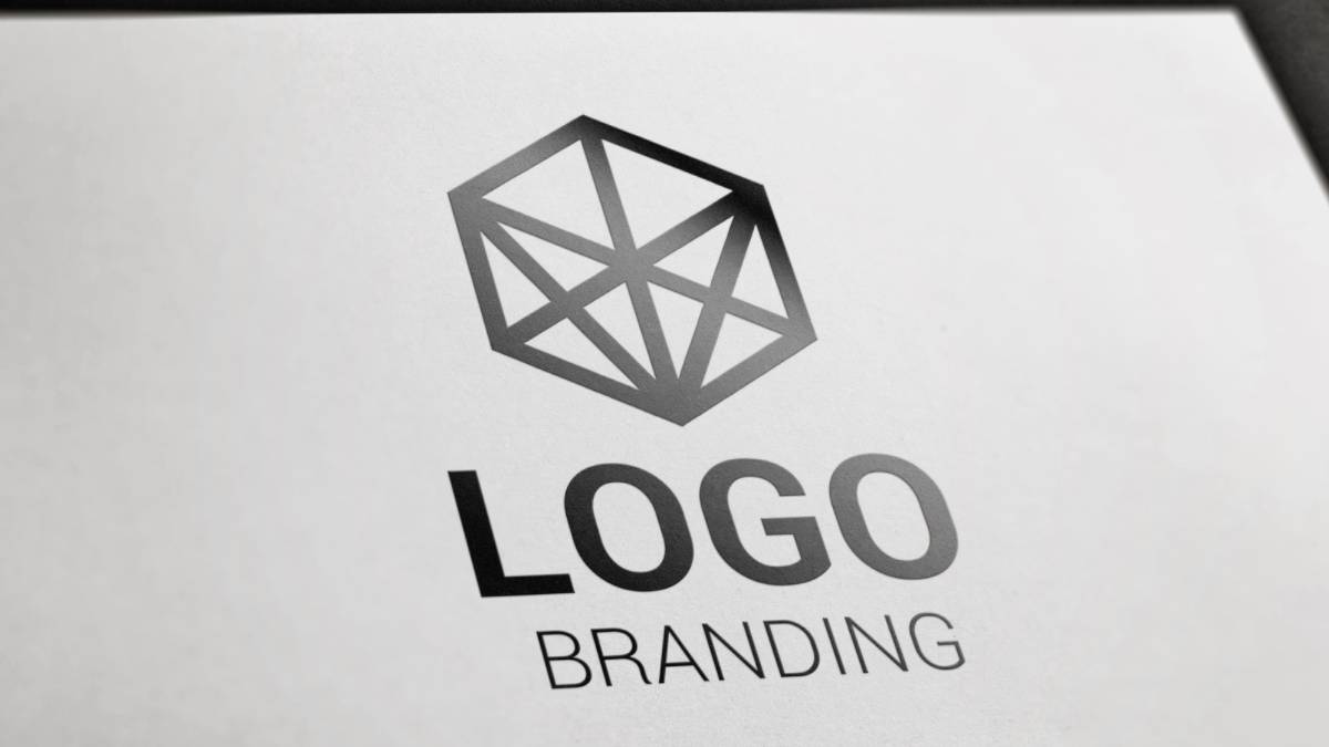 perbedaan logo dan brand