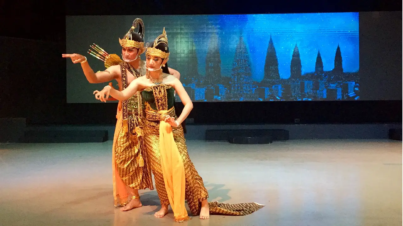 Sendratari Ramayana: Merupakan karya seni drama khas Indonesia. Gambar dua orang mempertunjukan drama Ramayana di atas panggung dengan latar belakang candi.