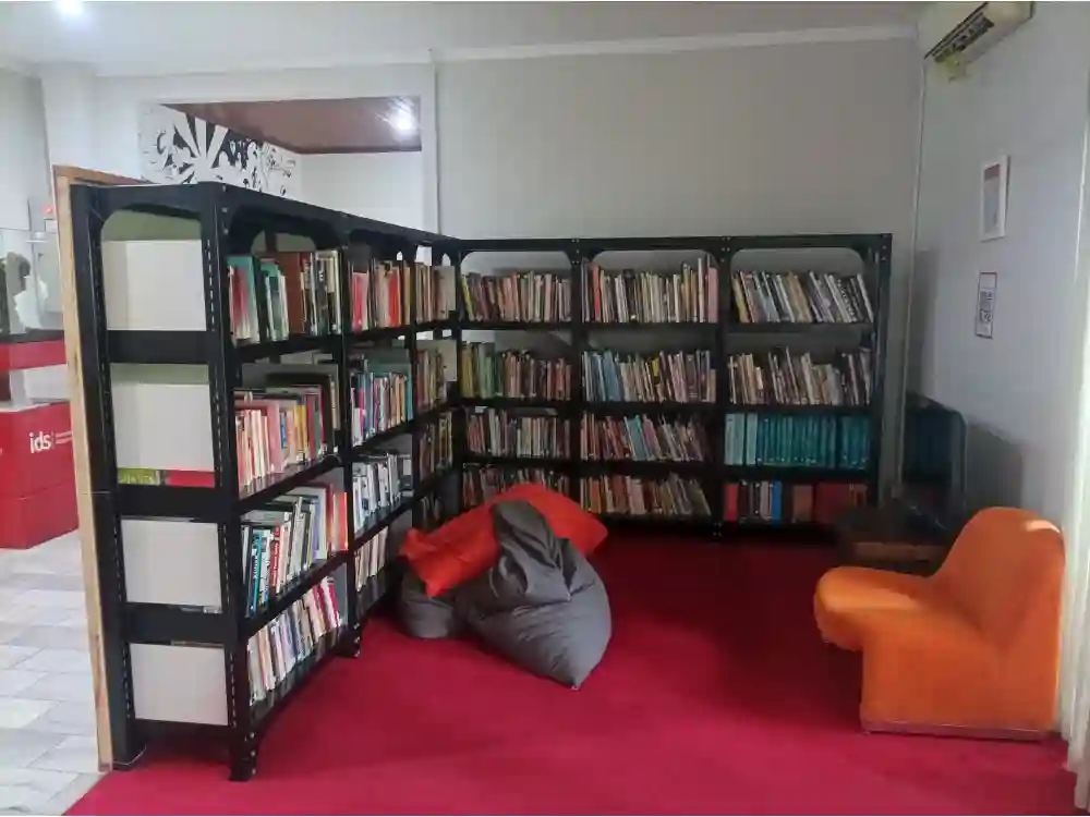 Perpustakaan dan Area Baca Gedung B